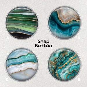 Op de afbeelding: Vier ronde drukknopen met unieke ontwerpen. De knopen hebben wervelende patronen in groen, blauwgroen en goud, die lijken op agaatsteen. De tekst "Snap Button" is in het zwart gedrukt.