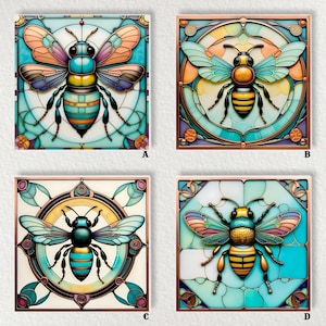 Pode incluir: Quatro azulejos decorativos quadrados com desenhos de abelhas em estilo vitral. Cada azulejo apresenta um design de abelha diferente com asas e corpos coloridos, sobre um fundo turquesa e dourado.