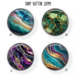 Puede incluir: Cuatro botones de presión de 18 mm con diseños abstractos. El botón A presenta remolinos azules, turquesas y dorados. El botón B tiene un patrón veteado verde y dorado. El botón C muestra remolinos morados y dorados. El botón D tiene remolinos turquesas, azules y dorados. El texto "SNAP BUTTON 18MM" está en la parte superior.