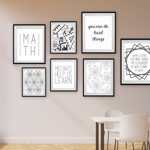 K&ouml;nnte beinhalten: Schwarz-wei&szlig;es druckbares Wandbild-Set mit geometrischen Designs und inspirierenden Zitaten. Das Set enth&auml;lt Drucke mit den Worten "MATH", "Du kannst schwierige Dinge tun", "Fehler helfen uns zu lernen" und "Was ich an meinem Klassenzimmer am meisten liebe, ist, mit wem ich es teile".