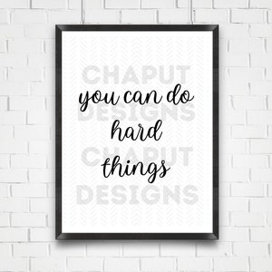K&ouml;nnte beinhalten: Schwarz-wei&szlig; gerahmter Druck mit dem Text "Chaput Designs you can do hard things Chaput Designs" auf wei&szlig;em Hintergrund mit einem dezenten Chevron-Muster.