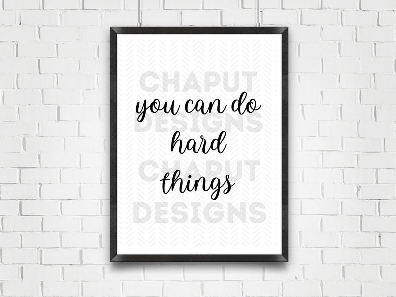 K&ouml;nnte beinhalten: Schwarz-wei&szlig; gerahmter Druck mit dem Text "Chaput Designs you can do hard things Chaput Designs" auf wei&szlig;em Hintergrund mit einem dezenten Chevron-Muster.