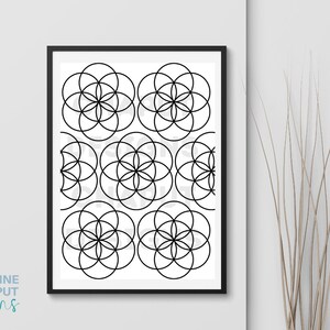 K&ouml;nnte beinhalten: Schwarz-wei&szlig;es geometrisches Muster mit einem sich wiederholenden Muster aus sich &uuml;berlappenden Kreisen, das ein blumenartiges Design erzeugt. Der Druck ist in einem schwarzen Rahmen gerahmt und an einer wei&szlig;en Wand ausgestellt.