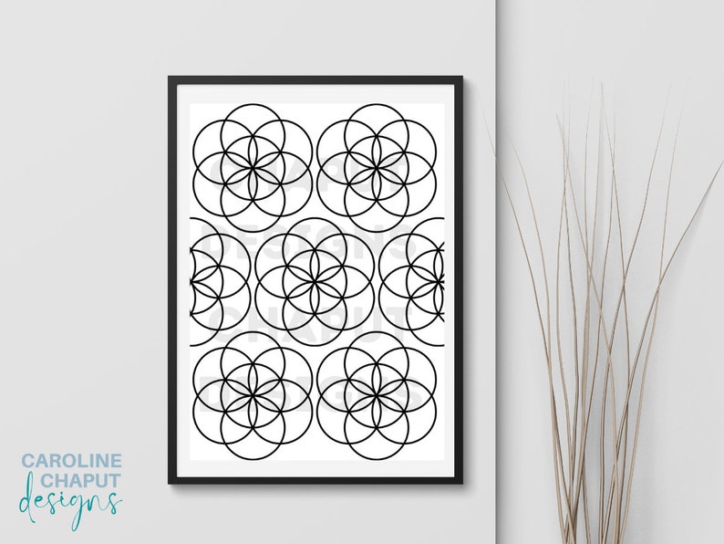 K&ouml;nnte beinhalten: Schwarz-wei&szlig;es geometrisches Muster mit einem sich wiederholenden Muster aus sich &uuml;berlappenden Kreisen, das ein blumenartiges Design erzeugt. Der Druck ist in einem schwarzen Rahmen gerahmt und an einer wei&szlig;en Wand ausgestellt.