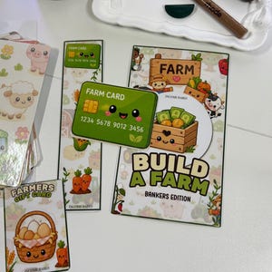以下が含まれることがあります： 農場をテーマにしたカードとステッカーのコレクション。「Farm Card」と「Farmers Gift Card」のかわいいイラストが描かれたカードが含まれています。「Build a Farm」ゲームカードと美容製品も含まれています。