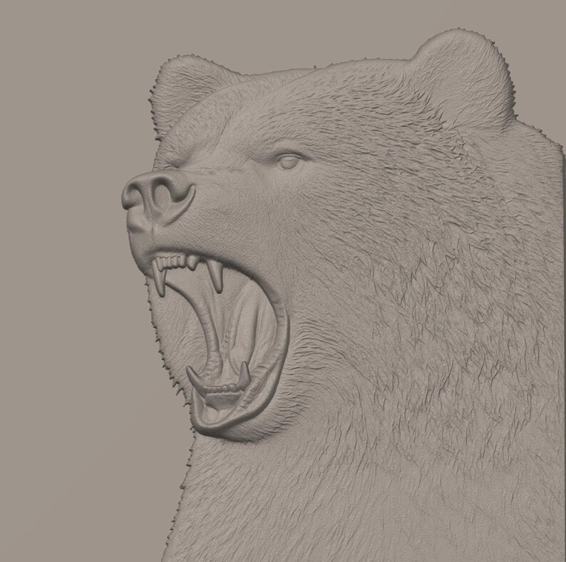 Puede incluir: Una escultura en relieve monocrom&aacute;tica y tridimensional de una cabeza de oso de perfil. El oso se muestra con la boca muy abierta, revelando dientes afilados y una lengua texturizada. La superficie presenta detalles de pelaje en tono gris.
