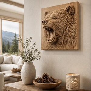 Puede incluir: Una placa de pared cuadrada de madera que presenta un relieve tridimensional muy detallado de una cabeza de oso gru&ntilde;endo con textura de pelaje visible, boca abierta y dientes afilados, montada en una pared interior clara.