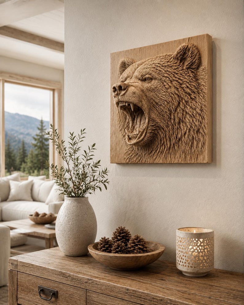 Puede incluir: Una placa de pared cuadrada de madera que presenta un relieve tridimensional muy detallado de una cabeza de oso gru&ntilde;endo con textura de pelaje visible, boca abierta y dientes afilados, montada en una pared interior clara.