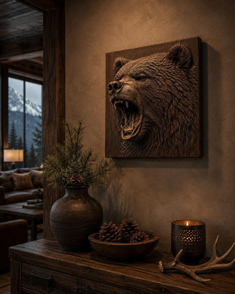 Puede incluir: Una placa de pared de madera marr&oacute;n oscuro con una escultura en alto relieve de una cabeza de oso gru&ntilde;endo con dientes visibles y textura de pelaje. La placa est&aacute; montada en una pared sobre una superficie de madera con un jarr&oacute;n y pi&ntilde;as.