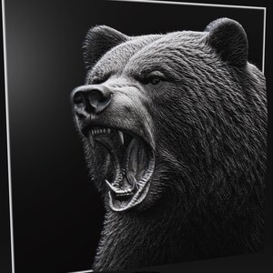 Puede incluir: Una representaci&oacute;n art&iacute;stica en blanco y negro de una cabeza de oso con la boca abierta, revelando dientes afilados y una lengua texturizada. El oso se muestra de perfil, destacando patrones de pelaje detallados sobre un fondo oscuro.