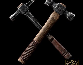 Puede incluir: Dos martillos cruzados con cabezas de metal oscuro y desgastado y mangos de madera texturizada. Un martillo tiene un extremo puntiagudo, mientras que el otro tiene una cabeza plana con el texto GENTLEMAN CHISEL grabado en el metal.