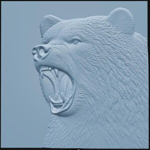 Puede incluir: Una escultura monocrom&aacute;tica de color azul claro de una cabeza de oso de perfil. El oso se muestra con la boca muy abierta, revelando dientes afilados y una lengua texturizada. La superficie de la escultura presenta patrones de pelaje detallados.
