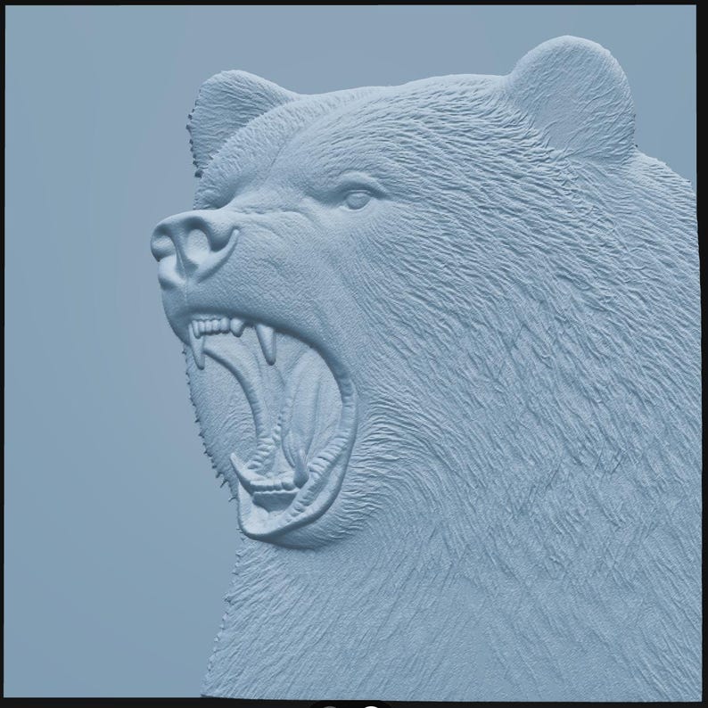 Puede incluir: Una escultura monocrom&aacute;tica de color azul claro de una cabeza de oso de perfil. El oso se muestra con la boca muy abierta, revelando dientes afilados y una lengua texturizada. La superficie de la escultura presenta patrones de pelaje detallados.