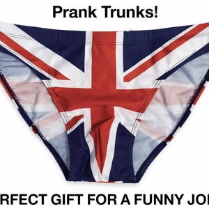 Puede incluir: Ropa interior novedosa con un diseño de la bandera de la Union Jack en rojo, blanco y azul. Los calzoncillos tienen un corte clásico y están hechos de un material ligero. El texto en la parte superior dice "Prank Trunks!" y en la inferior "PERFECT GIFT FOR A FUNNY JOKE!"