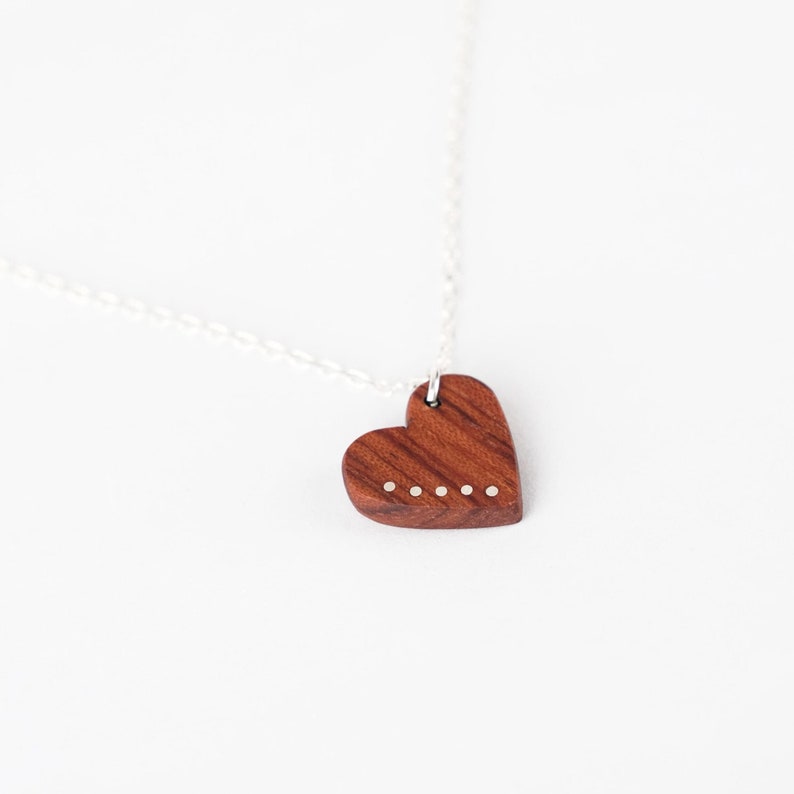 Cadeau de 5e anniversaire pour femme Collier coeur en bois Pendentif en bois personnalisé Pendentif en bois Collier anniversaire en bois Cadeau en bois image 1