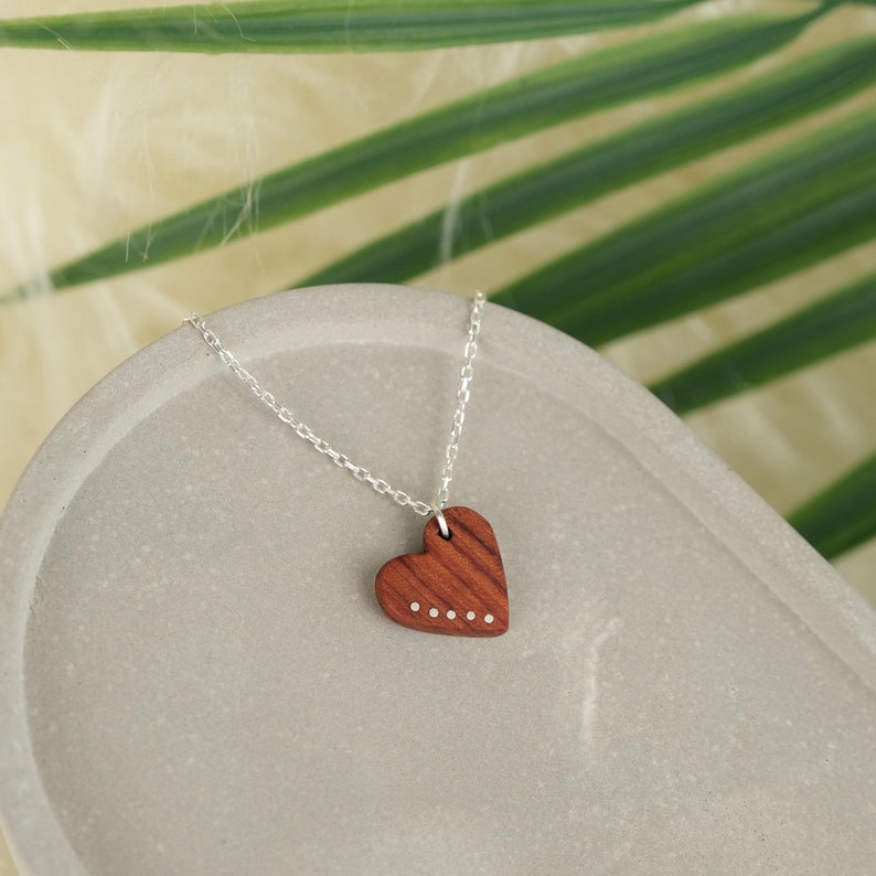 Cadeau de 5e anniversaire pour femme Collier coeur en bois Pendentif en bois personnalisé Pendentif en bois Collier anniversaire en bois Cadeau en bois image 8