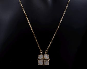 Magnetic Clover Necklace – Gold-Tone Locket Pendant – Gift for Her UK/US