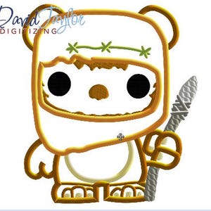 Könnte beinhalten: Gesticktes Design eines Zeichentrickcharakters mit großen schwarzen Augen, einem hellbraunen Gesicht und einem Speer. Die Figur hat eine hellbraune Umrandung und hält einen grauen Speer. Das Design enthält den Text "David Taylor Digitizing".