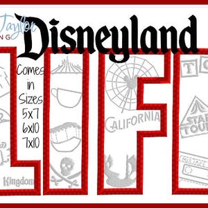 Op de afbeelding: Rode omrande letters die "Disneyland Life" spellen met verschillende Disney-themabeelden in elke letter. De tekst "Comes in Sizes 5x7 6x10 7x10" staat links van de letters.