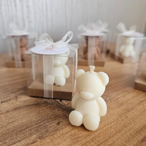 Puede incluir: Un conjunto de peque&ntilde;as velas de oso de peluche blancas en cajas transparentes con bases marrones y cinta blanca. Las velas son perfectas para un baby shower o una fiesta de cumplea&ntilde;os.
