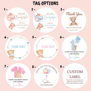 Puede incluir: Nueve dise&ntilde;os diferentes para etiquetas redondas de favor que presentan un oso de peluche con globos. Las etiquetas incluyen texto como "We Can Bearly Wait", "Thank You Beary Much" y "Custom Label".