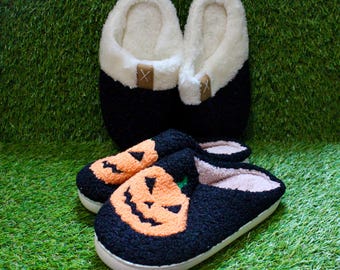 Pantuflas suaves y cómodas. Se venden por unidad. Pantuflas de calabaza para Halloween (talla 7.5–8.5 de mujer en EE. UU.) y pantuflas negras de felpa con lunares morados (talla 5–6 de EE. UU.).