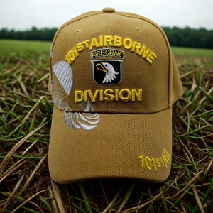 101:a luftburna hatt. Screaming Eagles-keps. Veterangåva. 101:a luftburna med broderad örnlapp. Amerikanska arméns beige keps. Arméhatt. Veteranhatt