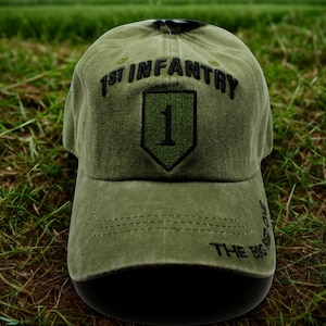 Boné Big Red One do Exército. Boné de Veterano da 1ª Divisão de Infantaria. Boné de beisebol verde-oliva. Presente do Exército dos EUA para ele. Boné do Exército dos EUA. Boné da 1ª Infantaria