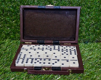 Juego de dominó con estuche de piel sintética. Dominó clásico de doble seis. Juego de viaje. Juego para una noche de juegos. Regalo para él. Juego de mesa para adultos y niños.