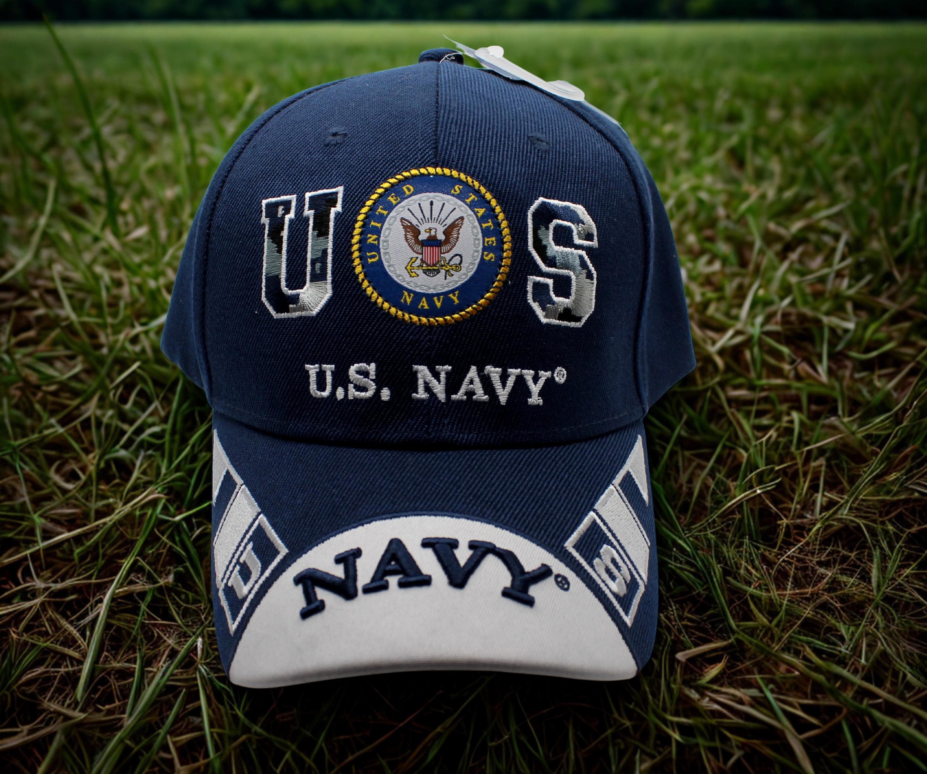 アメリカ海軍の帽子。退役軍人章と迷彩レタリング入りのミリタリー