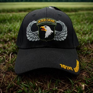 101:a luftburna hatt. Screaming Eagles militärkeps. Amerikanska arméns 101:a luftburna hatt med broderad örnlapp. Amerikanska arméns svarta keps. Veterangåva