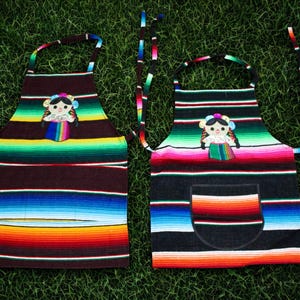 Mexican Doll Sarape Apron. Mandil Mexicano. Mandil de Muñequitas. Marias Doll Apron. Colorful Mexican Apron with Handmade Muñeca Doll Patch