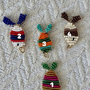 Collar en piedras con dije pez tejido a mano