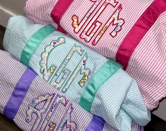 Borsa da viaggio in seersucker per bambine, con ricamo, monogramma, iniziali personalizzate, borsa da viaggio per neonati e bambini, per la notte