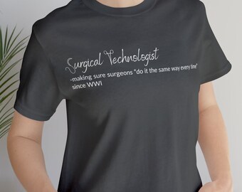 Technik chirurgiczny upewnia się, że chirurdzy robią to tak samo od czasów I wojny światowej Koszulka unisex, koszulka z usługami okołooperacyjnymi, zabawna koszulka z prezentem Surge Tech