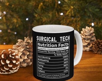 Puede incluir: Una taza de cerámica blanca con un diseño negro que dice "SURGICAL TECH Nutrition Facts" con una lista de habilidades y su valor diario porcentual. La taza está sobre una superficie de madera.