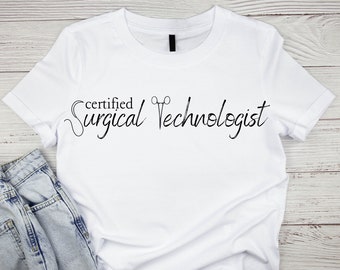 Koszulka z certyfikatem technika chirurgicznego, fajne prezenty dla niej z nadrukiem Surge Tech, koszulki medyczne dla przyjaciół Scrub, koszulki z prezentami dla absolwentów