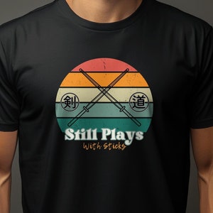 Retro Martial Arts grappig kendo-shirt cadeau, speelt nog steeds met stokken graphic tee, vintage zonsondergang krijgskunstenaar shirt, grappig sportcadeau