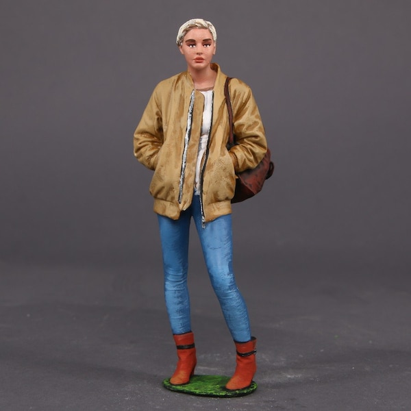 Scale Figure handpainted / Unpainted resin blonde girl woman with backpack in 1/24 1/32 1/18 1/43