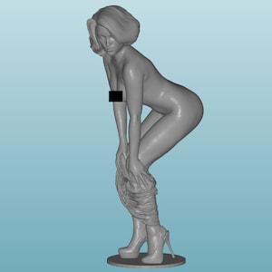 Peut inclure: Une figurine grise d'une femme portant des talons hauts et tenant un morceau de tissu dans ses mains.