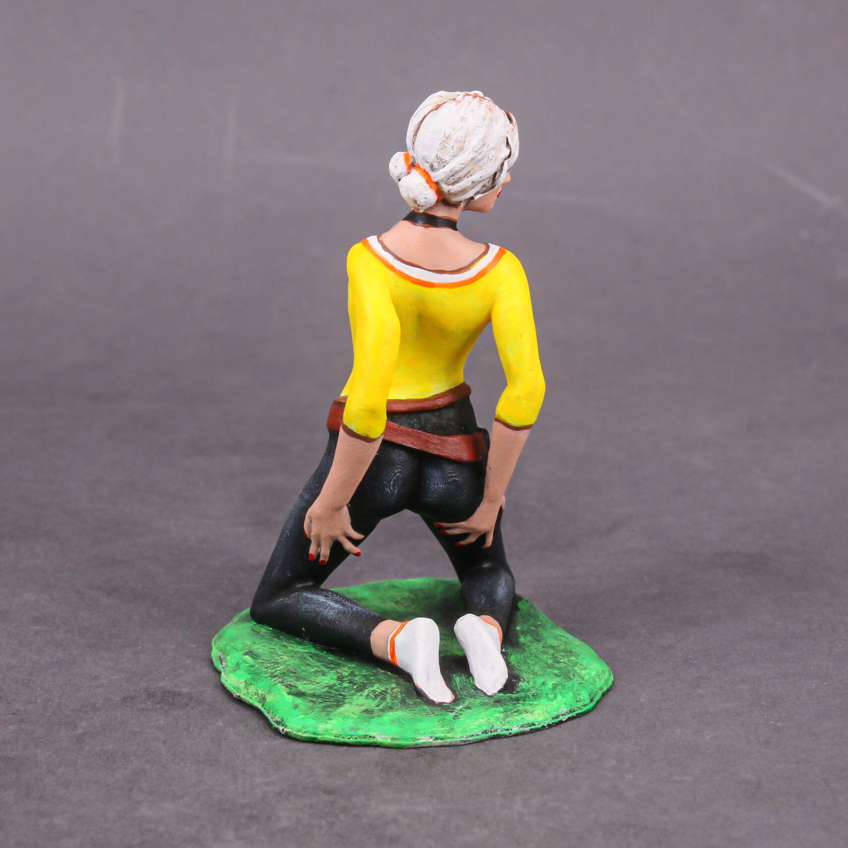 Hand-Painted Resin Blonde Woman Figure – Unpainted Chair – Multiple Scales 1/18 1/24 1/32 1/43 – S531-X146