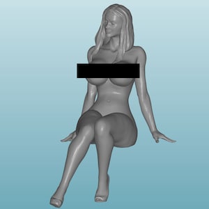 Op de afbeelding: Een grijs 3D-geprint beeldje van een vrouw die met gekruiste benen zit. Ze heeft lang haar en draagt geen kleding.