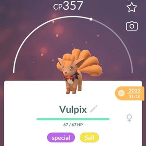 Könnte beinhalten: Ein Vulpix-Pokémon-Charakter mit orangefarbenem Fell und einer weißen Brust. Der Charakter befindet sich in einer Videospiel-App mit einem KP von 357. Die App zeigt die Statistiken des Pokémon an, einschließlich Gewicht, Größe und Typ. Die App zeigt auch die Menge an Sternenstaub, Vulpix-Bonbons und Vulpix-XL-Bonbons an, die benötigt werden, um das Pokémon zu verbessern und zu entwickeln.