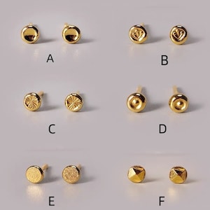 Peut inclure: Huit paires de boucles d'oreilles en or avec différents motifs. Les motifs comprennent un cercle, une étoile, un cœur, une feuille et une forme géométrique.