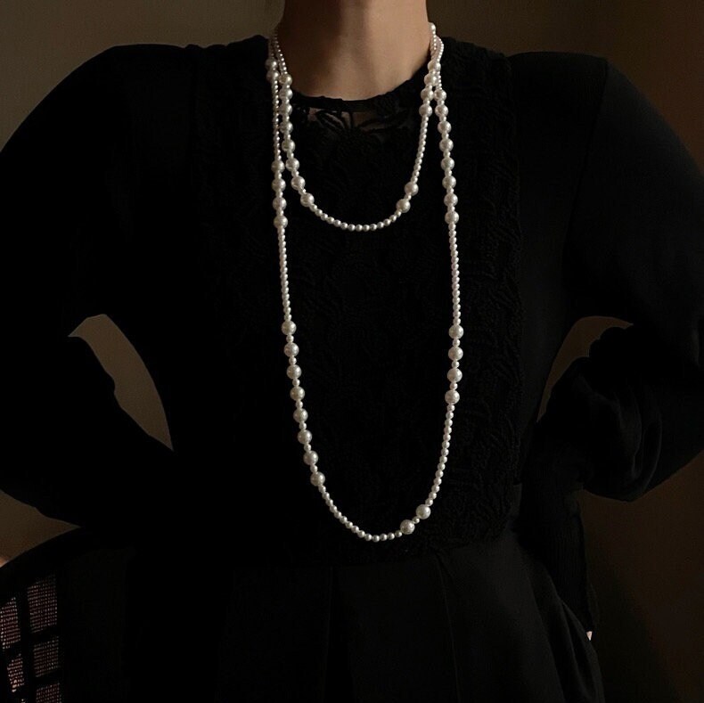 Chanel black and white pearl necklace deals
