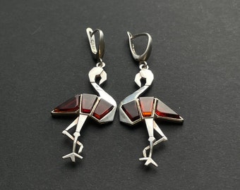Flamingo oorbellen in amber en zilver - uniek vintage geïnspireerd ontwerp, natuurlijke amber sieraden. LaPetiteCultuur6332