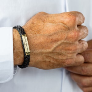 Pulsera de cuero para hombre y oro de 14k - Pulsera de oro grabada personalizada - Pulsera de cuero con su propio mensaje-Pulsera de texto para hombre