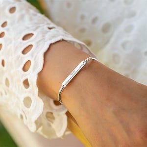 Pulseira feminina de prata esterlina personalizada - Pulseira personalizada gravada - Pulseira com nome e mensagem - Presente para ela