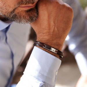 Elegante pulsera de identificación de cuero y plata para hombre: regalo con iniciales para parejas: joyería personalizada: regalo para él