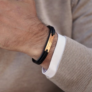 Op maat gegraveerde gouden armband - Echte 14k gouden en lederen herenarmband - Leren polsbandje met je eigen boodschap